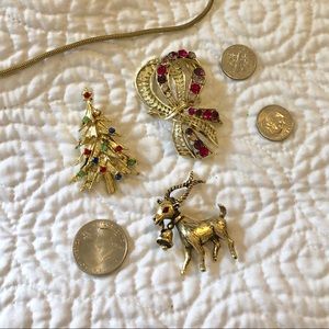 Set of 3 golden vintage brooch/pins with faux gems